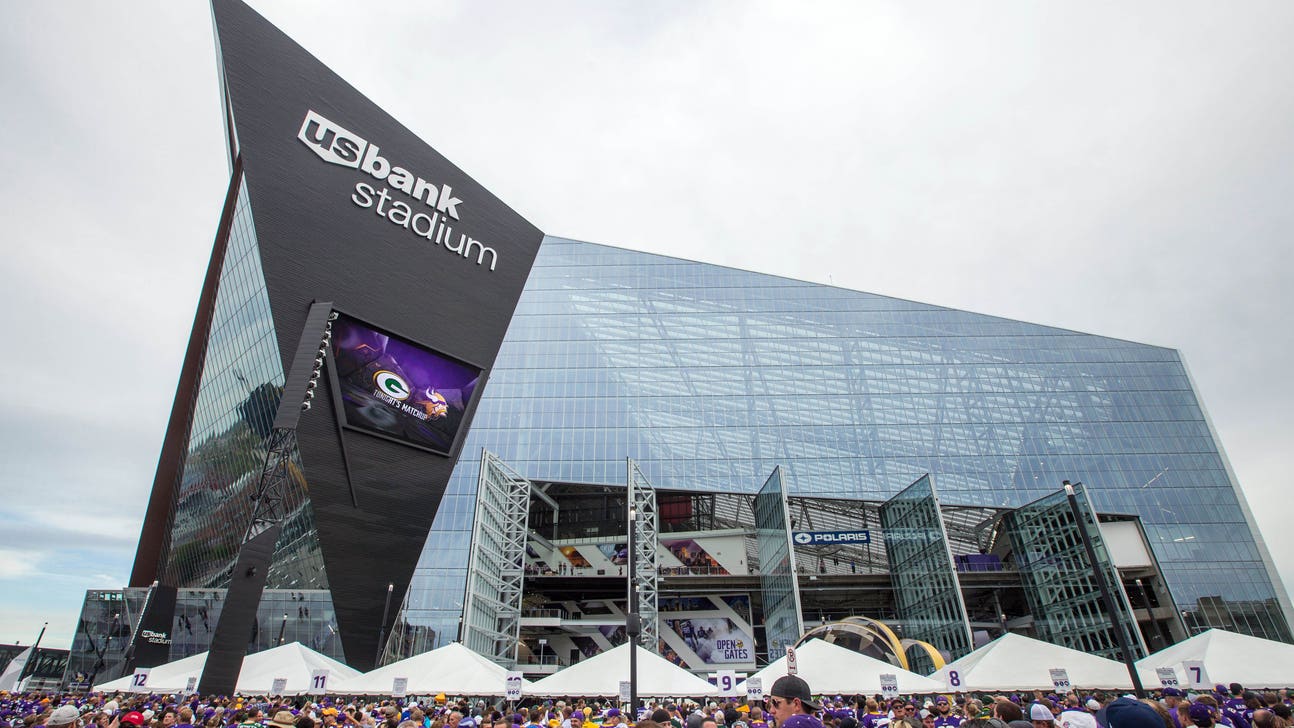 Who Is the Favorite to Win Super Bowl 52?