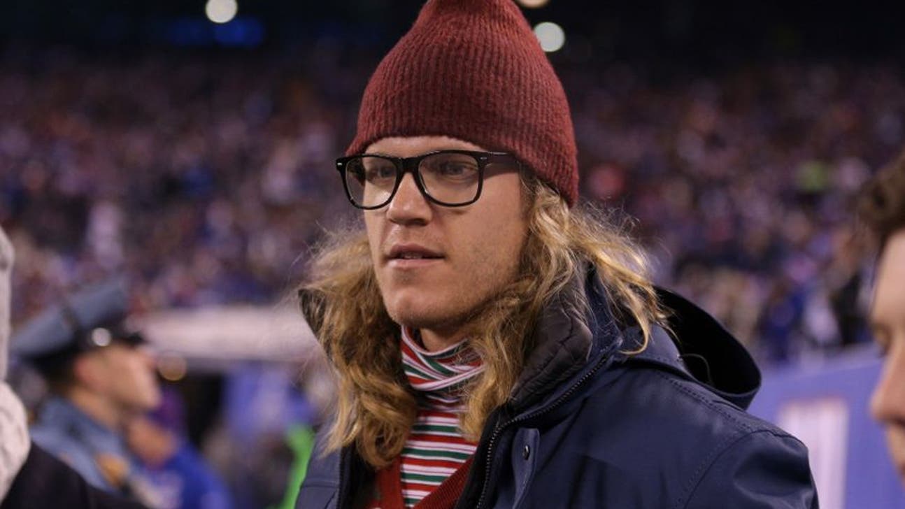 Mets Santa Noah Syndergaard delivers presents to children