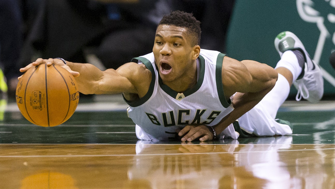 Giannis Antetokounmpo throws down the Space Jam dunk