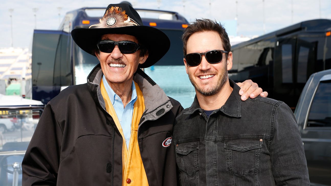 Actor Mark-Paul Gosselaar has a blast at Kansas Speedway