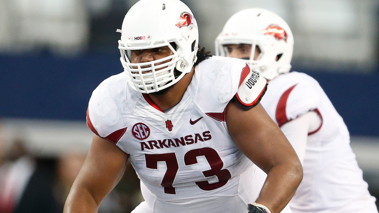 350-pound lineman Sebastian Tretola throws touchdown pass for Arkansas