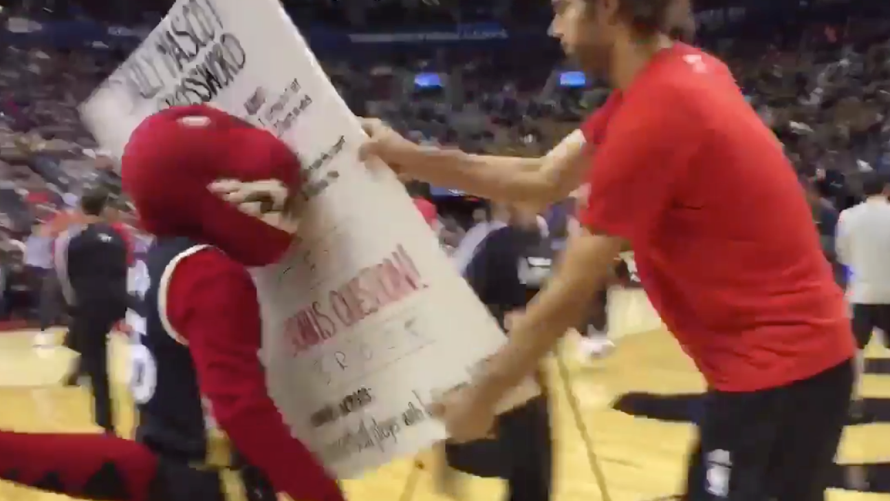 Mascot assassin Robin Lopez once again abuses Toronto's Raptor