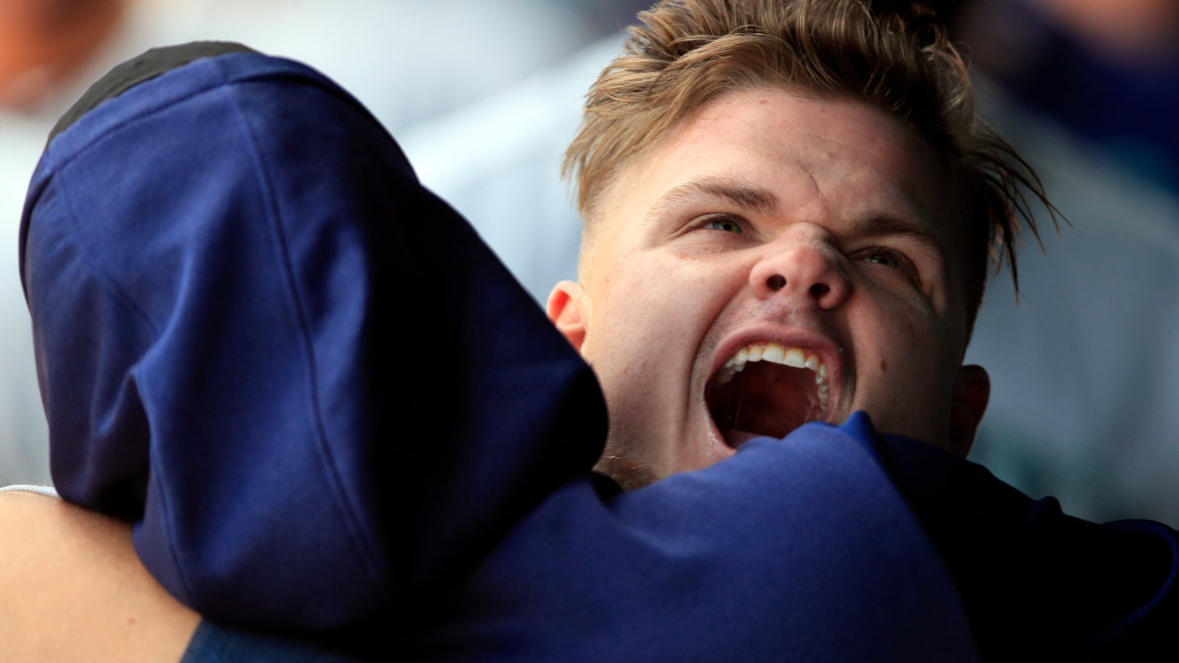 Mariners homer in 15th straight game, down Royals 7-6