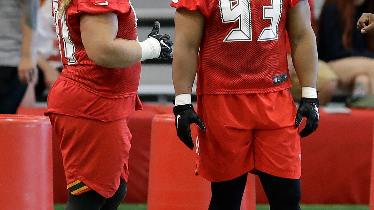 Ndamukong Suh practices with Buccaneers for first time