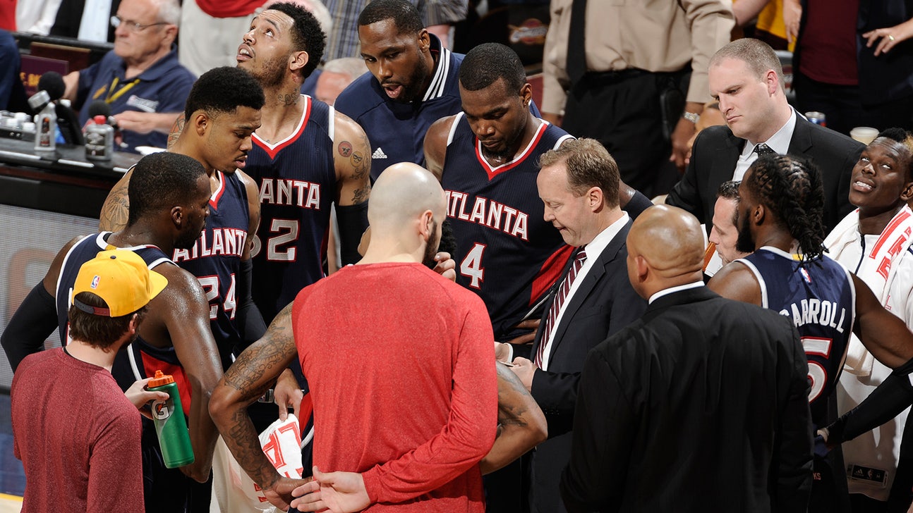 WATCH: Hawks players walk away from coach as he draws up play