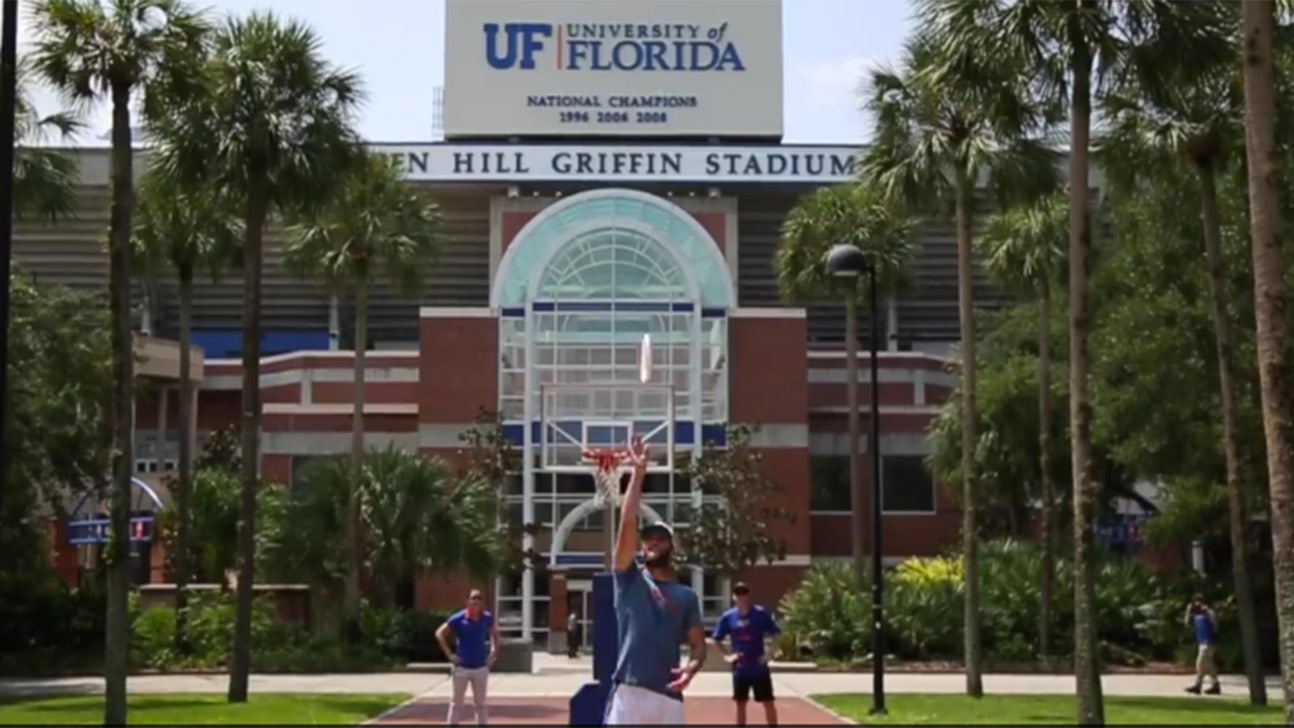 Gator alum does crazy Frisbee trick shots at the Swamp