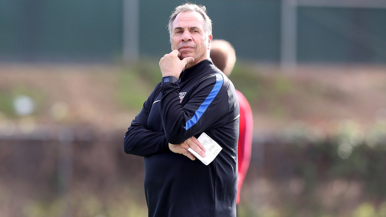 Watch: Bruce Arena rags on Beasley, praises Jones in U.S. January camp