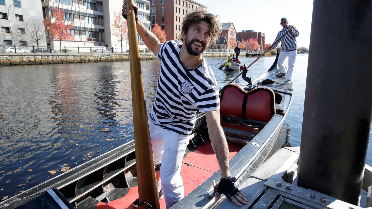 Row like mad: Venetian-style gondoliers race in US contest