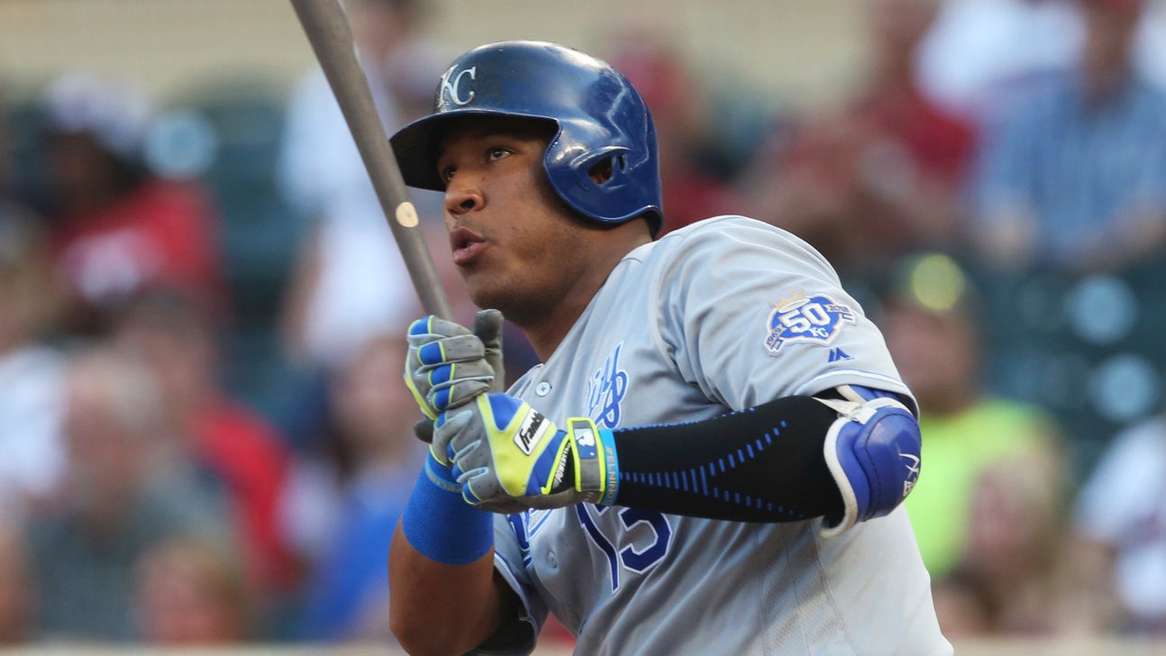 Salvador Perez hurts elbow, may need season-ending surgery