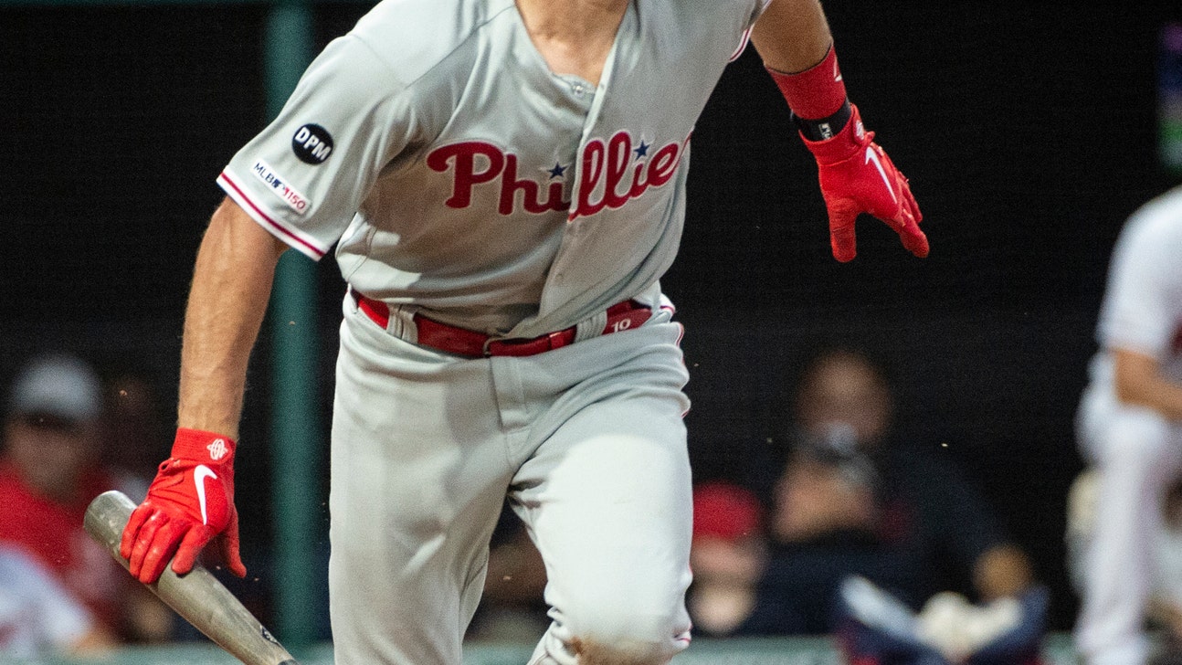 Phillies' Realmuto out of lineup with right knee soreness