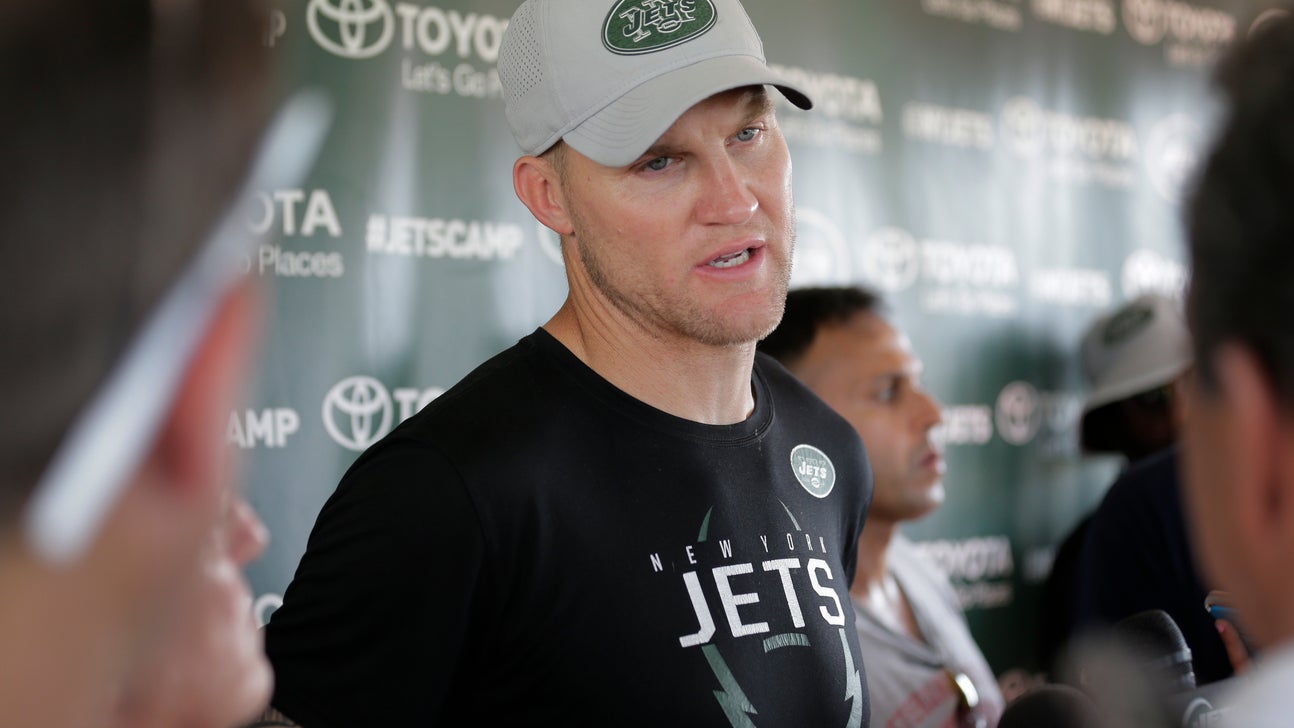 Jets’ McCown still leads, competes even as Darnold emerges