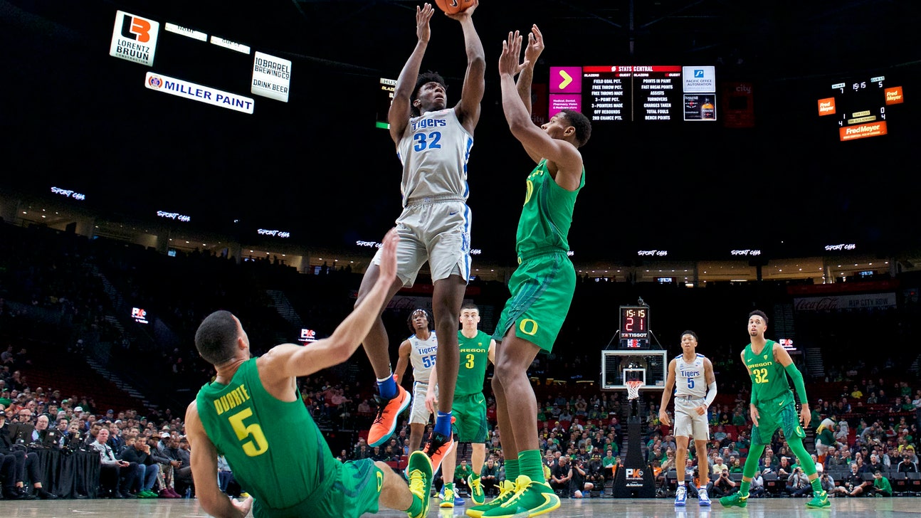 No. 14 Oregon holds off No. 13 Memphis 82-74