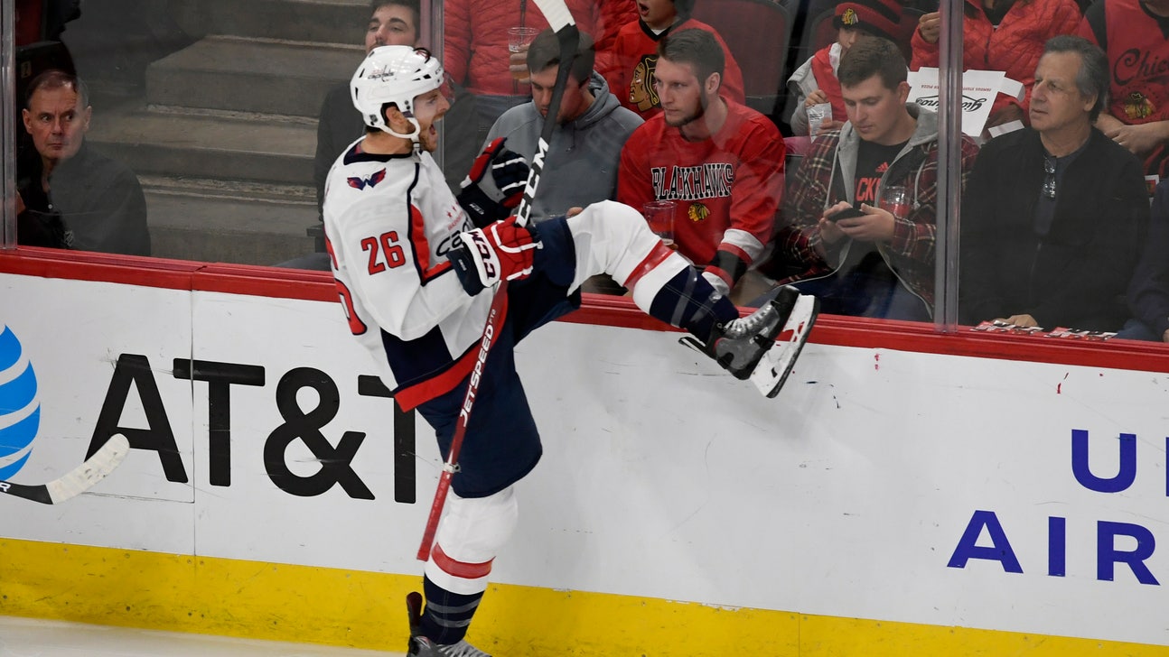 Wilson snaps tie with 3rd period goal, Caps edge Blackhawks