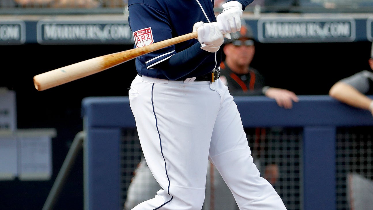 Machado makes quiet Padres debut in Cactus League game