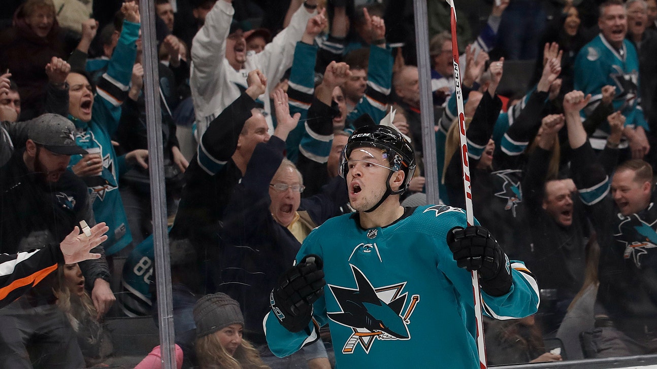 Sharks score 3 in 3rd period to beat Blackhawks 5-2