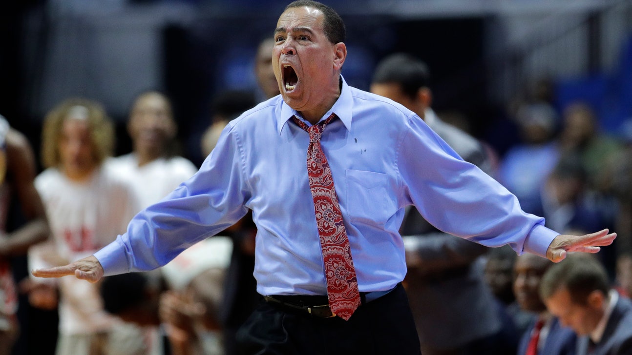 Houston moves into Sweet 16 for first time in 35 years