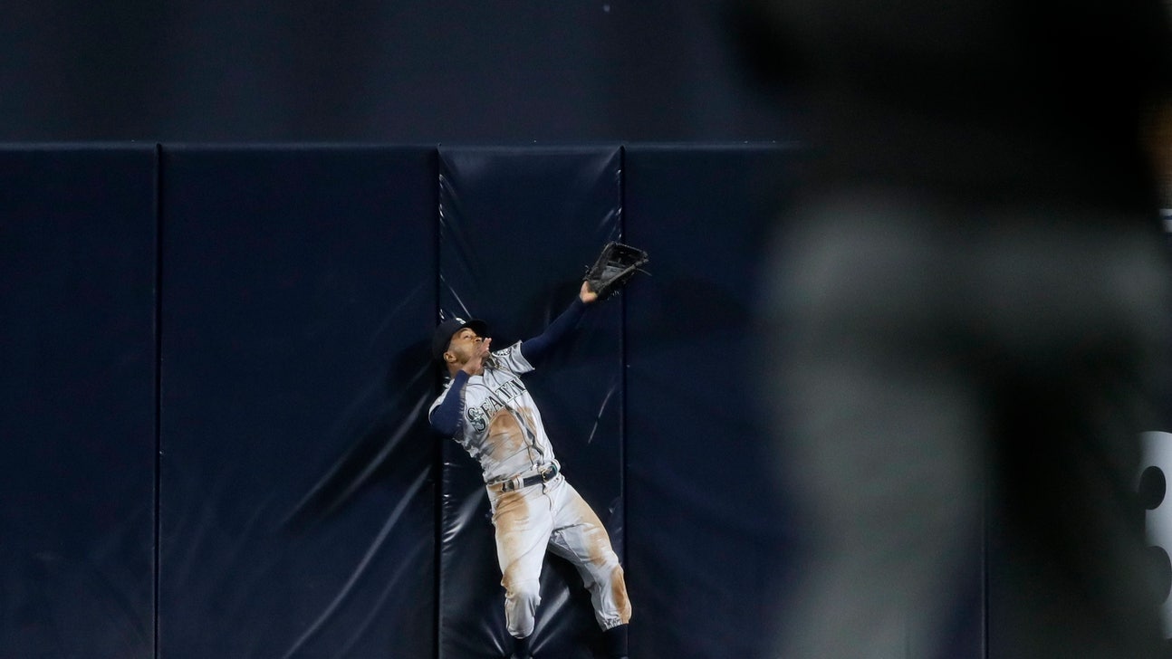 Hedges’ homer bounces off Smith’s glove in Padres’ 6-3 win