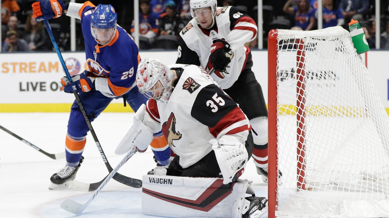 Varlamov makes 21 saves, Islanders beat Coyotes 4-2