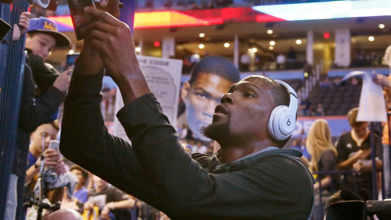 WATCH: Thunder fans boo Kevin Durant as he takes court in Oklahoma City return