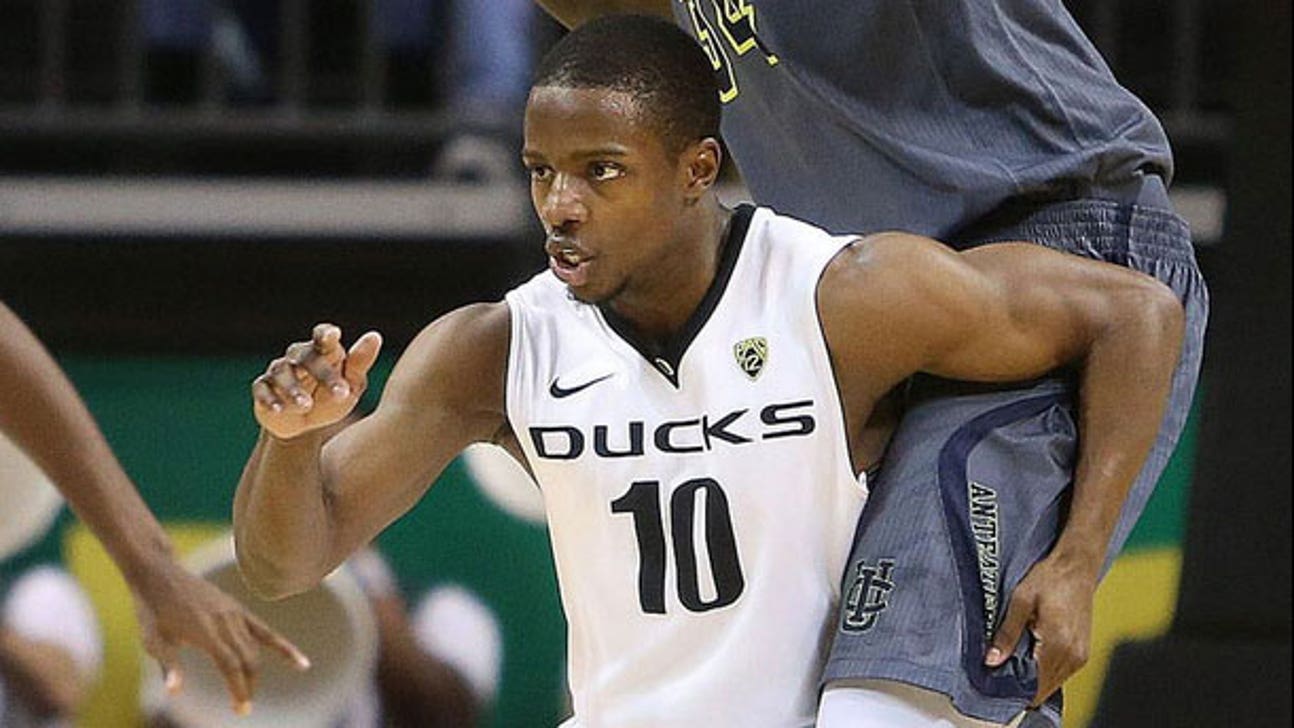 Must-see photo of small guard defending big center