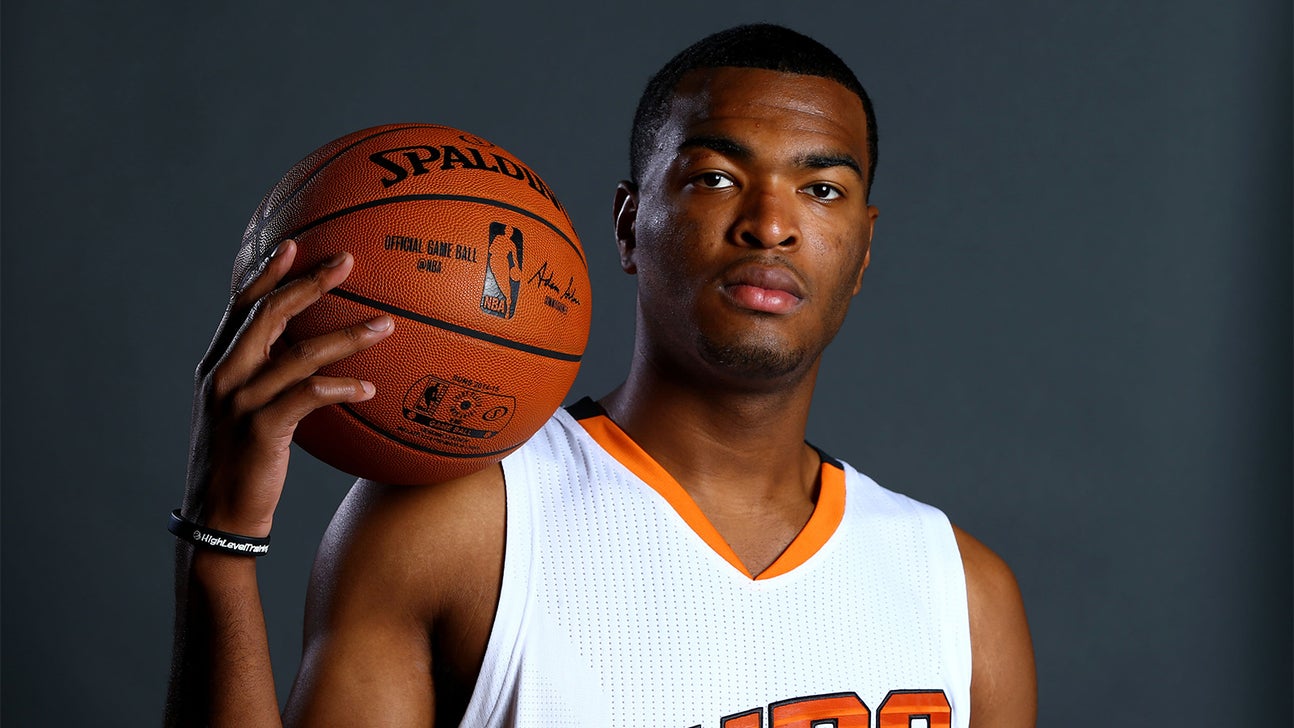 Suns' rookie Warren out indefinitely with broken thumb