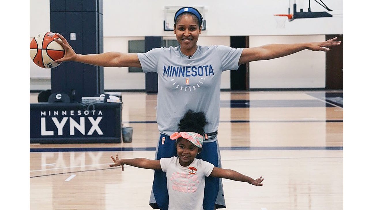 Top Tweets: Maya Moore, young Lynx fan recreate her awesome poster