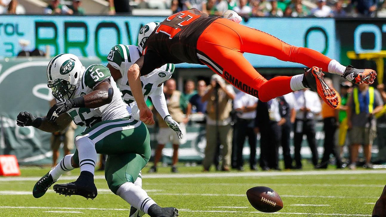 McCown's concussion forces Browns to sign quarterback