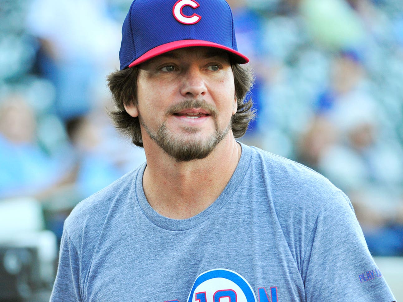 Pearl Jam's Eddie Vedder sings 'Take Me Out to the Ballgame' at