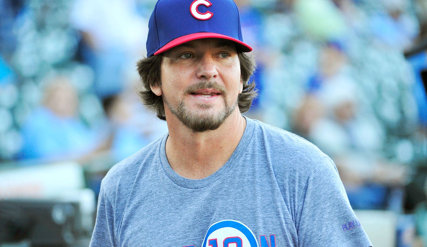 Pearl Jam's Eddie Vedder sings 'Take Me Out to the Ballgame' at Wrigley  Field