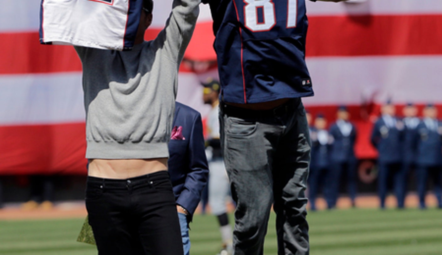 Gronk 'steals' Brady's jersey in pregame ceremony at Fenway - The