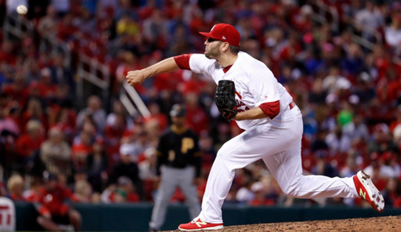 New St. Louis Cardinals starting pitcher John Smoltz (C) walks in