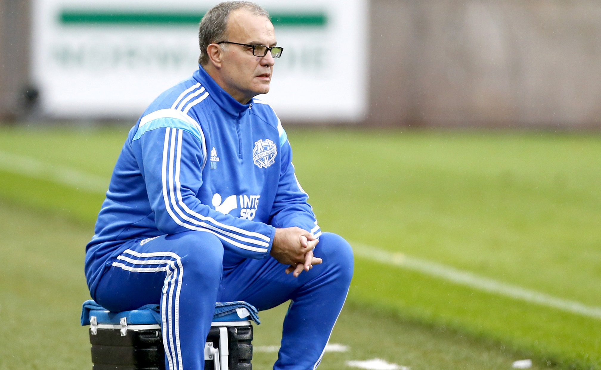 Ouch Marcelo Bielsa Sits Down On Cup Of Hot Coffee Hilarity Ensues Fox Sports