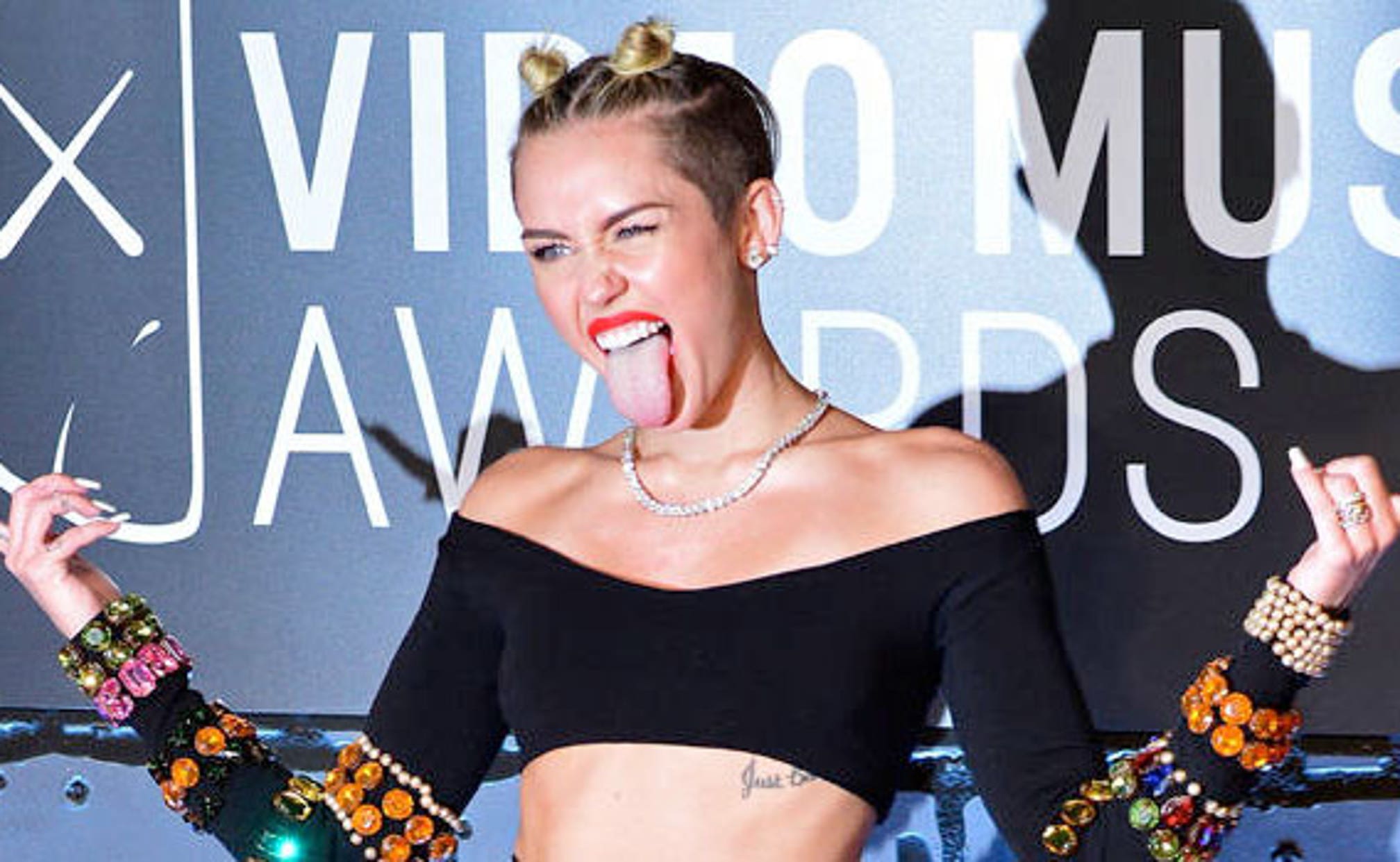 Fantasy football loser forced to get Miley Cyrus-inspired ...