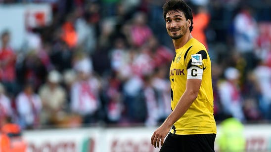 Mats Hummels helps goalkeeper with diving header save ... again!