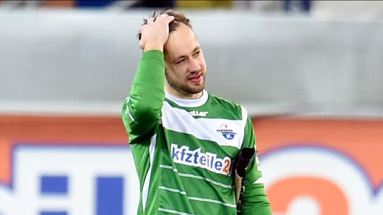 Headshot! Paderborn goalkeeper gets leveled by shot to the face (VIDEO)
