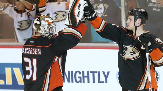 Ducks' Getzlaf records 700th point in win over Flyers