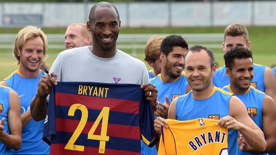 Kobe Bryant meets Barcelona players, shows off his soccer skills