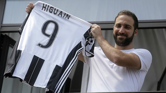 Napoli fans are still pissed, putting Higuain jerseys on trash cans