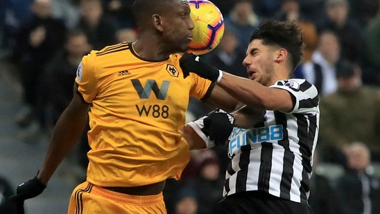 Wolves beat 10-man Newcastle with late goal