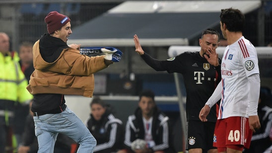 Hamburg pitch invader attacks Ribery with scarf