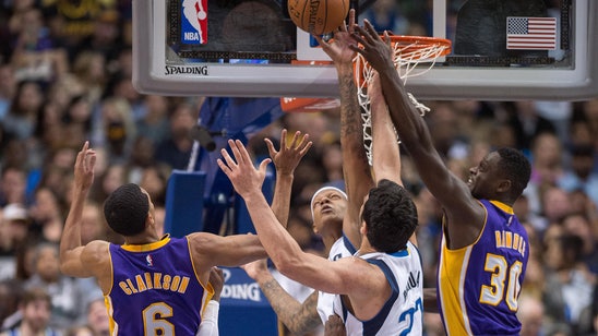 Zaza Pachulia's double-double lifts Mavericks over Lakers