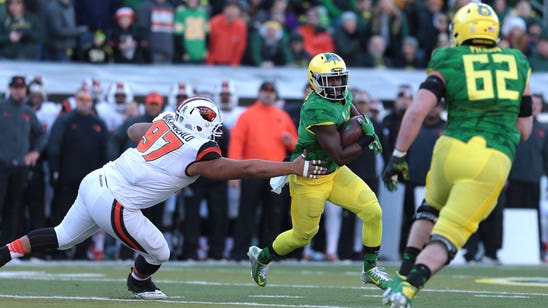 No. 18 Oregon holds off rallying Oregon State 52-42