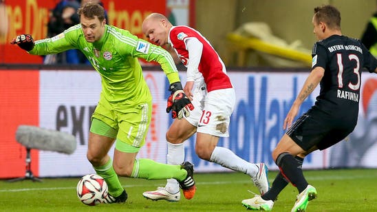 Manuel Neuer is slide tackling opponents in midfield again (VIDEO)