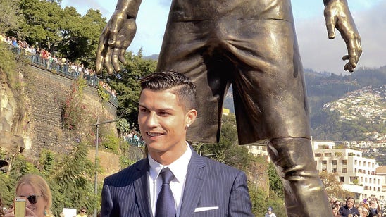 Cristiano Ronaldo "erects" statue of himself outside museum