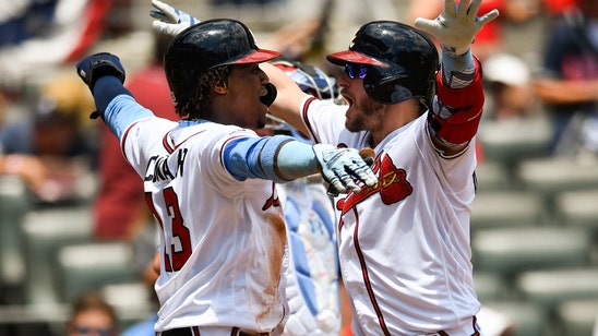 Donaldson stays hot as Braves overwhelm Phillies 15-1