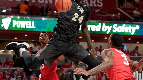Central Florida beats No. 8 Houston 69-64
