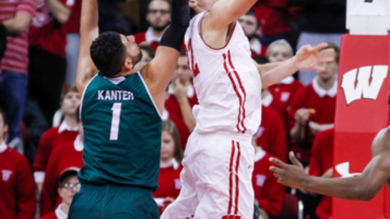 Hayes scores 24 as Wisconsin blows out Green Bay (Dec 14, 2016)