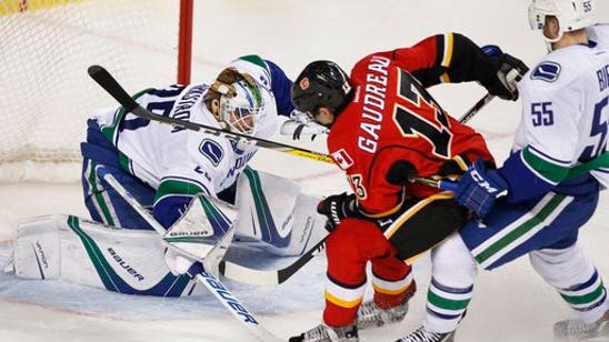 Giordano's 2 goals send Flames to 4-1 victory over Canucks (Dec 23, 2016)