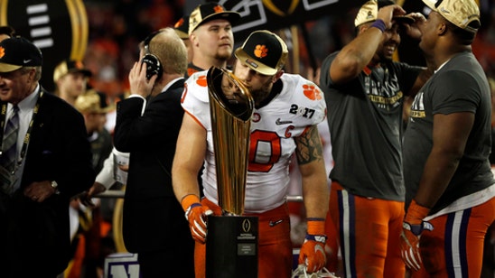 USC jumps to No. 3 behind Clemson, 'Bama in final AP poll