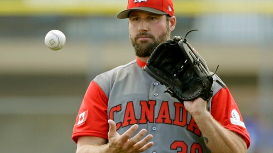 Scherzer experiments with new grip after knuckle injury